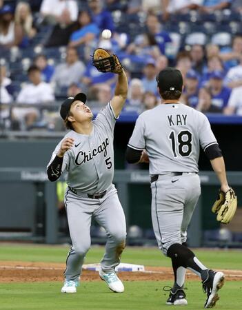 　ロイヤルズ戦の３回、ペレスの一飛を捕球するホワイトソックス・村上＝カンザスシティー（共同）