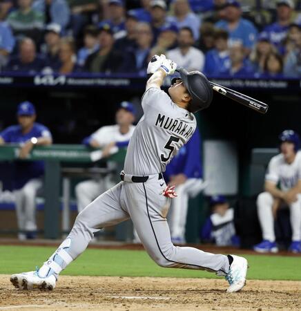 　ロイヤルズ戦の８回、一邪飛に倒れるホワイトソックス・村上。２打数無安打、２四球だった＝カンザスシティー（共同）