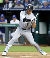 　ロイヤルズ戦の１回、四球を選ぶホワイトソックス・村上＝カンザスシティー（共同）