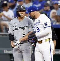 　ロイヤルズ戦の１回、四球で出塁し一塁手パスクアンティノ（９）から声をかけられるホワイトソックス・村上＝カンザスシティー（共同）