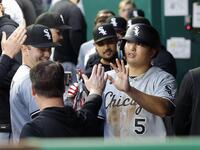 　ロイヤルズ戦の４回、後続の適時打で先制の生還を果たし、迎えられるホワイトソックス・村上＝カンザスシティー（共同）