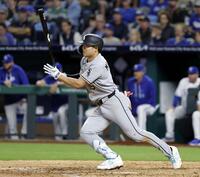 　ロイヤルズ戦の６回、遊ゴロ併殺に倒れるホワイトソックス・村上＝カンザスシティー（共同）