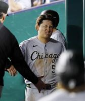 　ロイヤルズ戦の６回、遊ゴロ併殺に倒れ、悔しそうなホワイトソックス・村上＝カンザスシティー（共同）