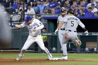 　ロイヤルズ戦の６回、遊ゴロ併殺に倒れるホワイトソックス・村上（５）＝カンザスシティー（共同）