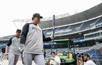 　練習を終え、ファンの歓声に応えるホワイトソックス・村上＝カンザスシティー（共同）