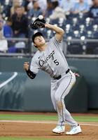 　ロイヤルズ戦の１回、ウィットの飛球を落球するホワイトソックスの一塁手村上＝カンザスシティー（共同）