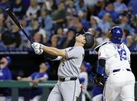 　ロイヤルズ戦の８回、一邪飛に倒れるホワイトソックス・村上＝カンザスシティー（共同）