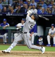 　ロイヤルズ戦の８回、一邪飛に倒れるホワイトソックス・村上。２打数無安打、２四球だった＝カンザスシティー（共同）