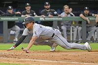 　ロイヤルズ戦の４回、後続の二塁打でホワイトソックスの一走村上が先制の生還＝カンザスシティー（ロイター＝共同）