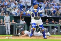 　ロイヤルズ戦の４回、後続の二塁打でホワイトソックスの一走村上が先制の生還＝カンザスシティー（ＡＰ＝共同）