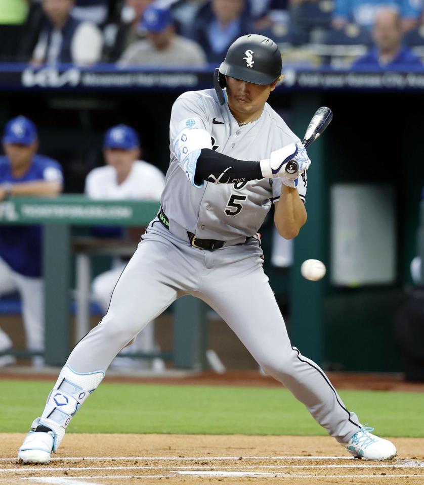 　ロイヤルズ戦の１回、四球を選ぶホワイトソックス・村上＝カンザスシティー（共同）