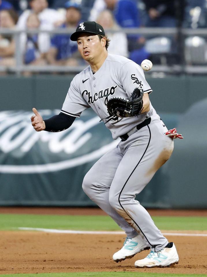 　ロイヤルズ戦の１回、ウィットの飛球を落球するホワイトソックスの一塁手村上＝カンザスシティー（共同）