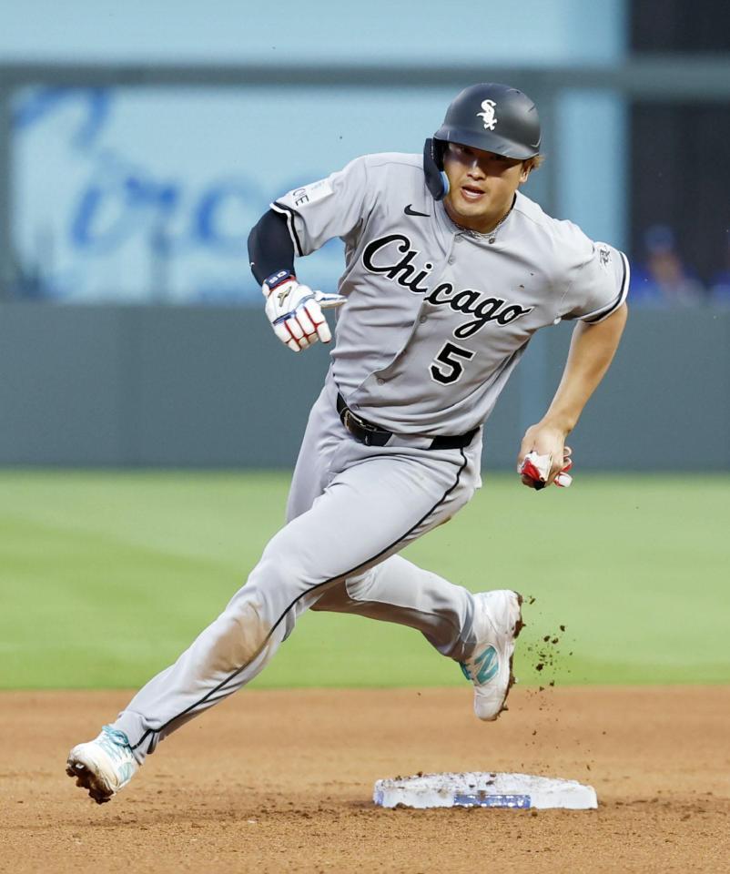 　ロイヤルズ戦の４回、モンゴメリーの二塁打でホワイトソックスの一走村上が先制の生還＝カンザスシティー（共同）