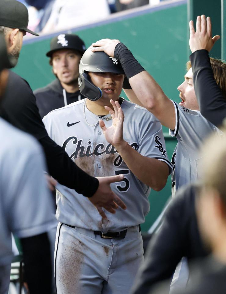 　ロイヤルズ戦の４回、後続の適時打で先制の生還を果たし、迎えられるホワイトソックス・村上（５）＝カンザスシティー（共同）