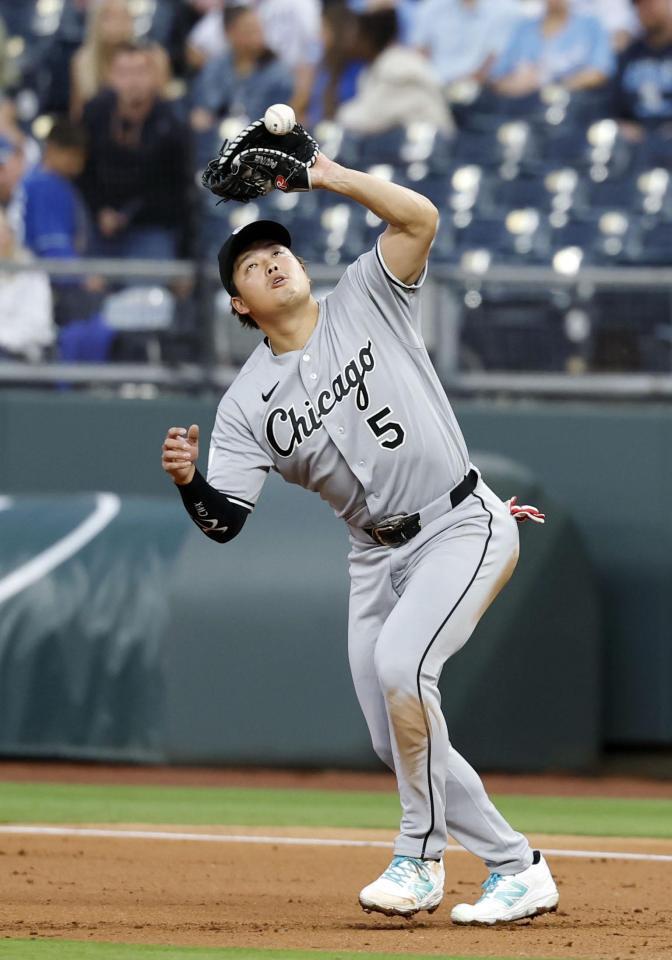 　ロイヤルズ戦の１回、ウィットの飛球を落球するホワイトソックスの一塁手村上＝カンザスシティー（共同）
