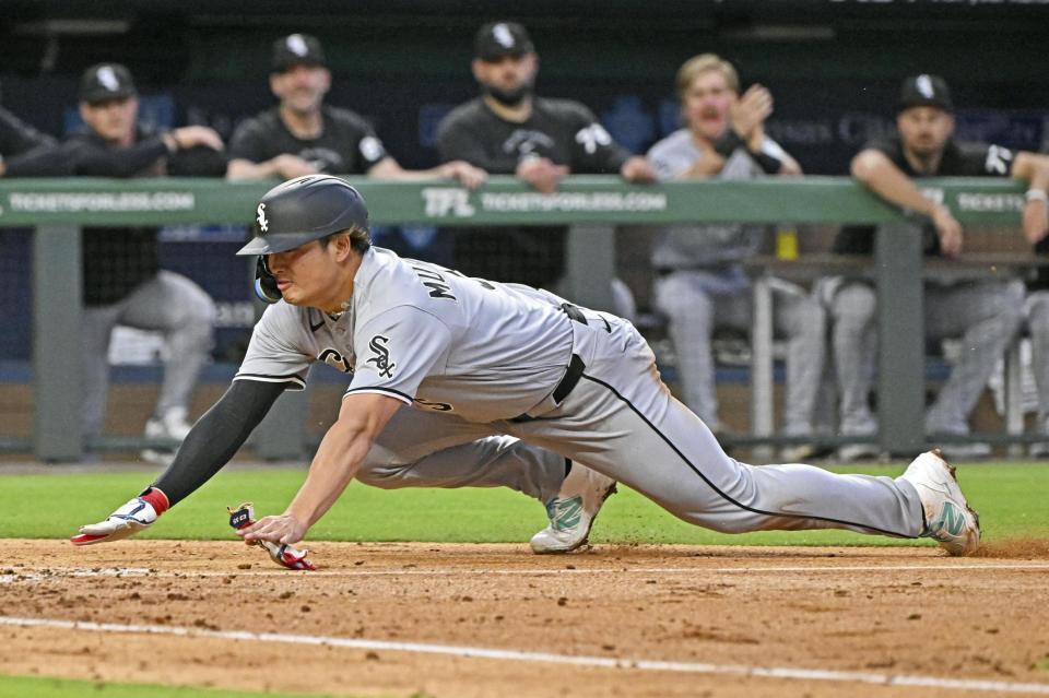 　ロイヤルズ戦の４回、後続の二塁打でホワイトソックスの一走村上が先制の生還＝カンザスシティー（ロイター＝共同）