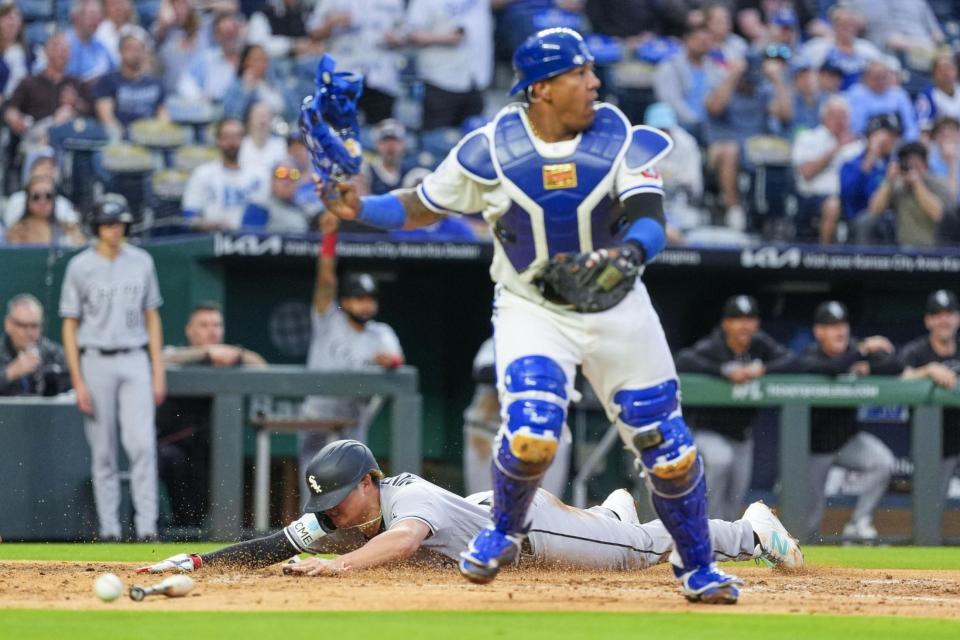 　ロイヤルズ戦の４回、後続の二塁打でホワイトソックスの一走村上が先制の生還＝カンザスシティー（ＡＰ＝共同）