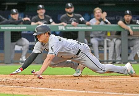 　４回、ヘッドスライディングで生還するホワイトソックス・村上（ロイター＝共同）