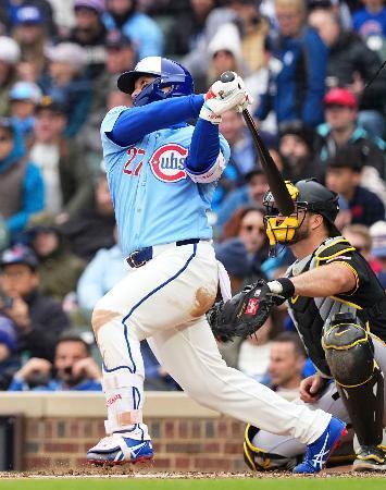 　パイレーツ戦の４回、右前打を放つカブス・鈴木＝シカゴ（共同）