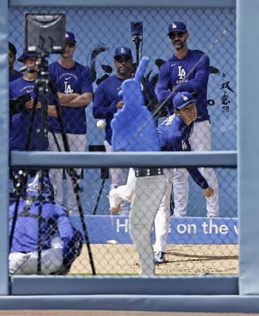 ブルペンで投球練習する佐々木（共同）