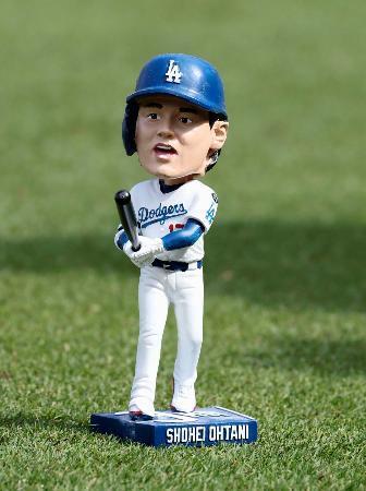 　レンジャーズ戦の来場者に配られたドジャース・大谷の首振り人形＝ロサンゼルス（共同）