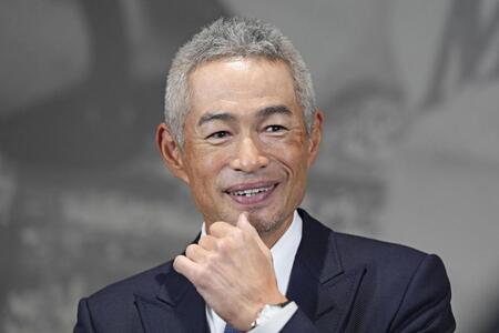 銅像除幕式の後、取材に応じるイチローさん（共同）