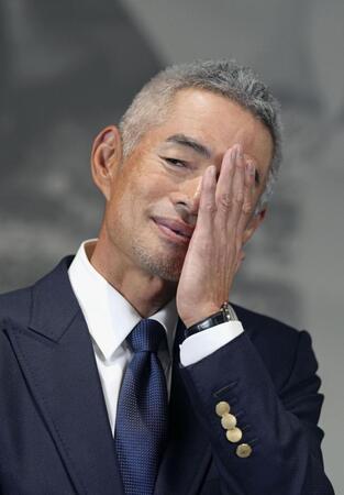 銅像除幕式の後、取材に応じるイチローさん（共同）