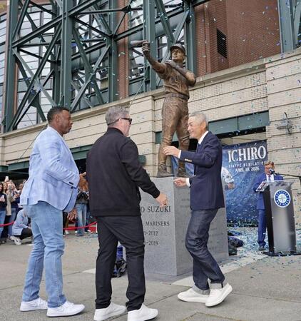 バット部分が折れた自身の銅像の前で笑顔を見せるイチローさん。中央はエドガー・マルティネスさん、左はケン・グリフィーさん（共同）