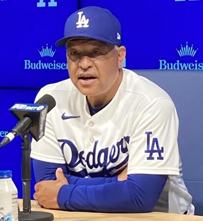 取材対応するロバーツ監督（撮影・小林信行）