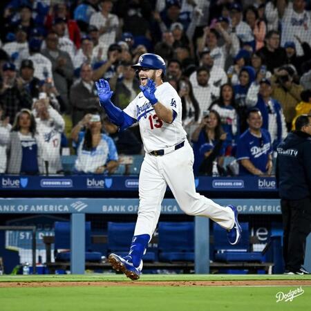 ９回にサヨナラ本塁打を放ち笑顔でダイヤモンドを一周するマンシー（ロサンゼルス・ドジャース提供）
