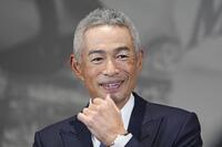 銅像除幕式の後、取材に応じるイチローさん（共同）