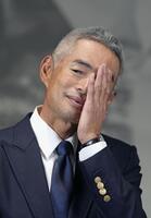 銅像除幕式の後、取材に応じるイチローさん（共同）