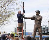 イチローさんの銅像の折れたバット部分を直す担当者（共同）