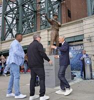 バット部分が折れた自身の銅像の前で笑顔を見せるイチローさん。中央はエドガー・マルティネスさん、左はケン・グリフィーさん（共同）