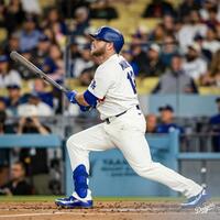 ４回、２打席連発となる３号ソロを放つマンシー（ロサンゼルス・ドジャース提供）