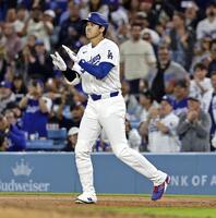 ５回、右前打で出塁した大谷（左）。昨季から４４試合連続出塁とし、イチロー（マリナーズ）がマークした日本勢最長記録を更新した（提供・共同通信社）