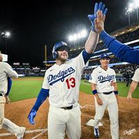 ９回、サヨナラ本塁打を放ってナインとタッチを交わすマンシー（ロサンゼルス・ドジャース提供）