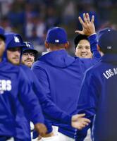 レンジャーズに勝って笑顔のドジャース・大谷。左から２人目はサヨナラ本塁打を放ったマンシー＝ロサンゼルス（共同）