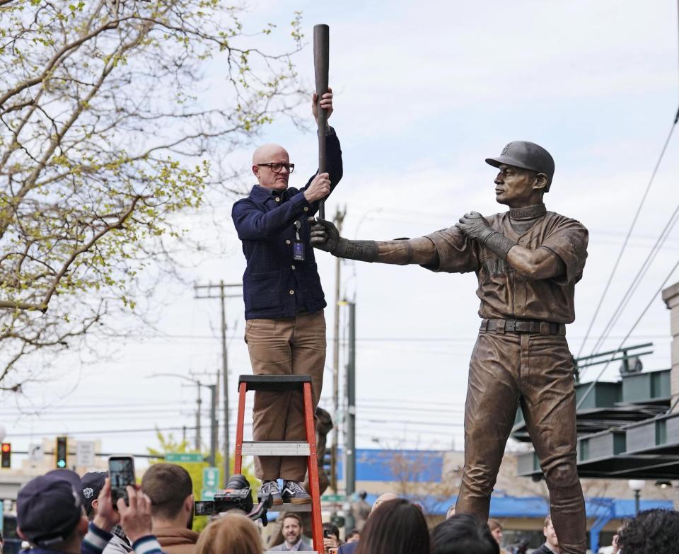 イチローさんの銅像の折れたバット部分を直す担当者（共同）