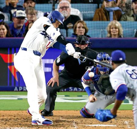 　５回、右前打を放つ大谷（共同）