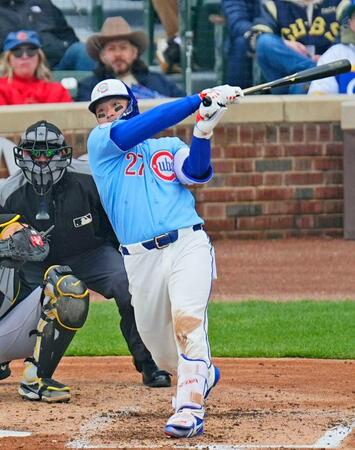 　４回、右前打を放つカブス・鈴木（共同）