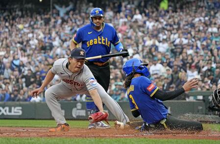 １回、暴投で三走の生還を許す今井（左）＝共同