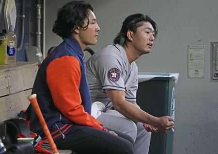 １回途中に降板し、ベンチに座る今井（右）共同