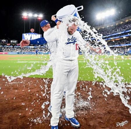 　マンシーに水をかけるコール（ロサンゼルス・ドジャース提供）