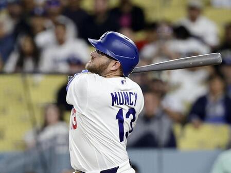 　レンジャーズ戦の９回、サヨナラ本塁打となるこの試合３本目のソロを放つドジャースのマンシー＝１０日（共同）