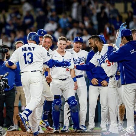 サヨナラ弾を放ち仲間に迎えられるマックス・マンシー（１３）＝ロサンゼルス・ドジャース提供