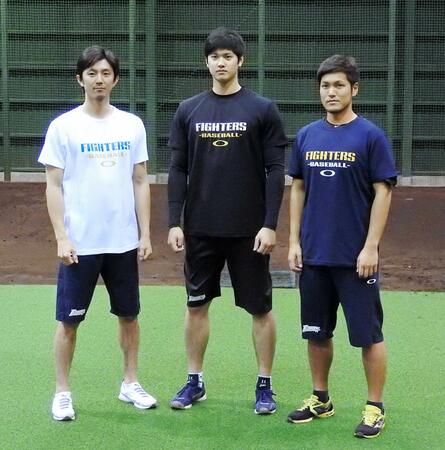 増井氏（左）と大谷（同２人目）＝２０１６年