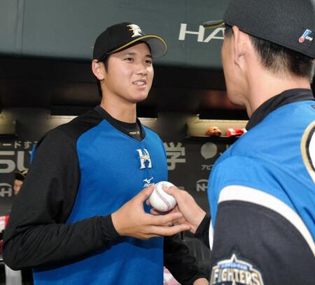 増井氏からウイニングボールを受け取る大谷＝２０１５年