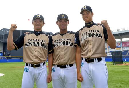 オールスター出場が決定し、笑顔を見せる（左から）増井氏、中田、大谷＝２０１３年