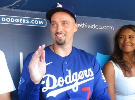 登板後にジョークを飛ばし、笑顔を見せるスネル(撮影・小林信行)